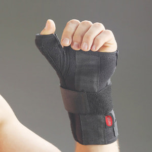 Бандаж на лучезапястный сустав AURAFIX (Аурафикс) с фиксацией пальца для правой руки модель 3608 размер универсальный